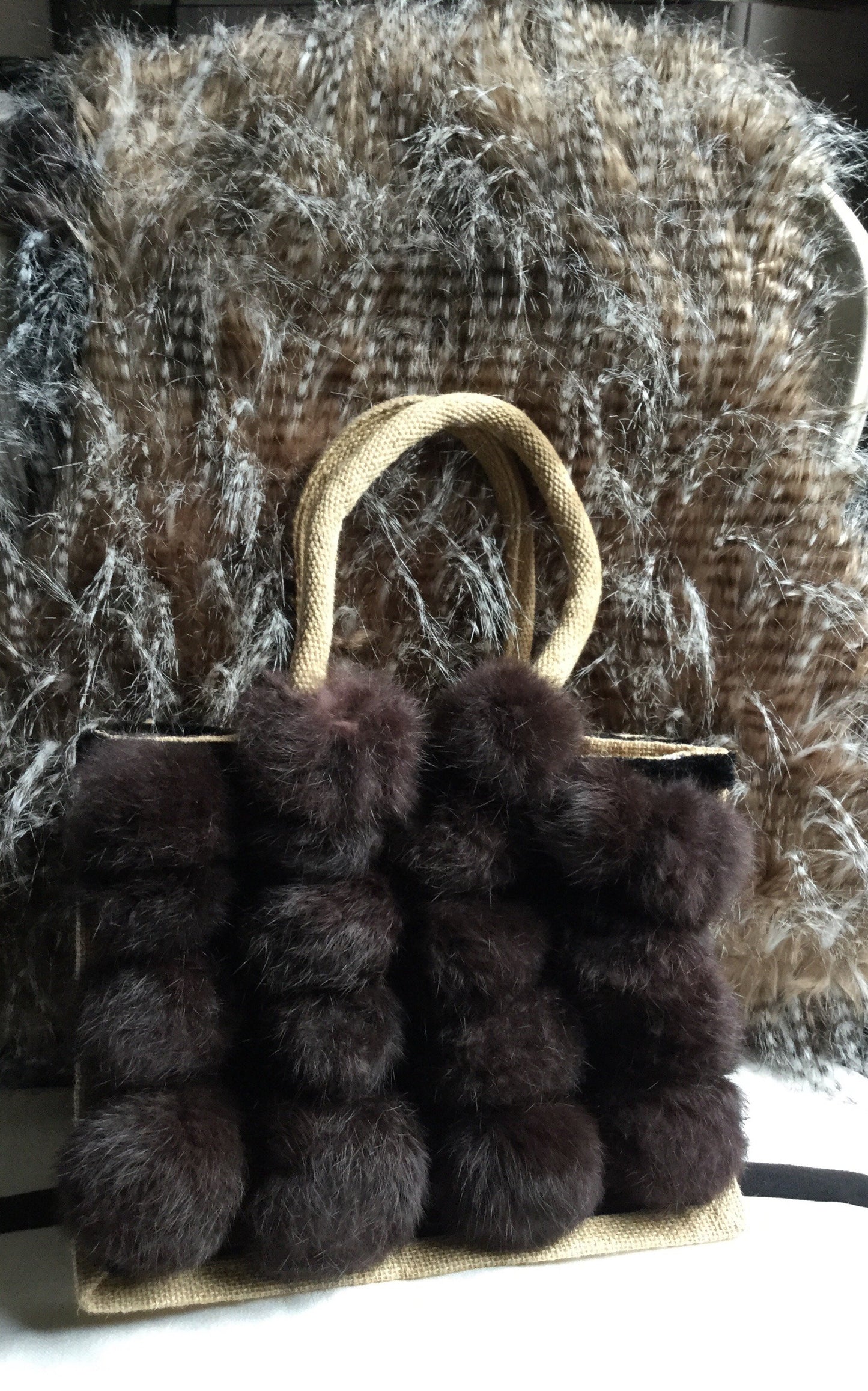 GILET FOURRURE ET PLUMES